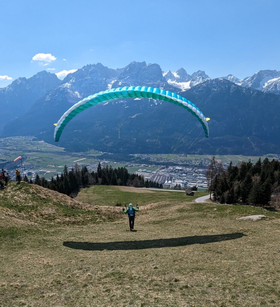 Gleitschirmpilot beim Start am Ebnerfeld